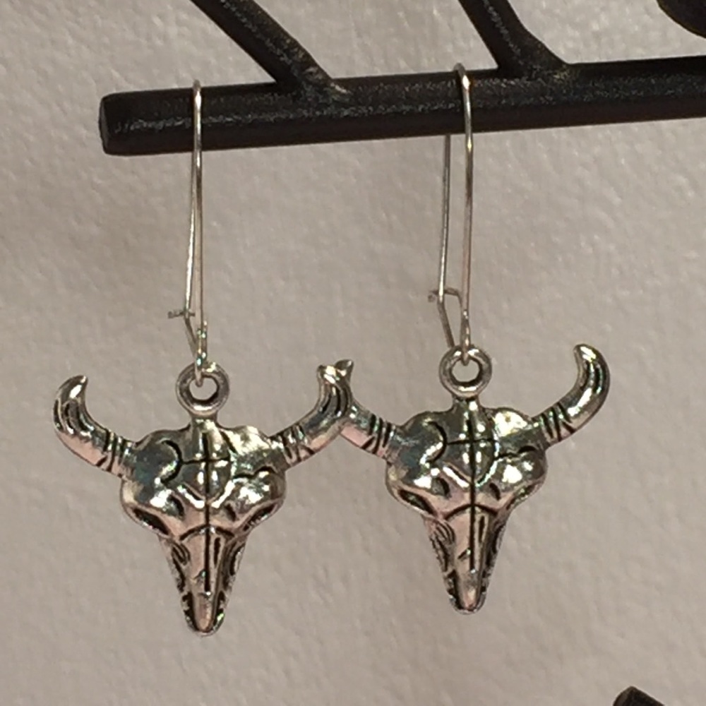 4/$15 ~ Silver horned skull earrings